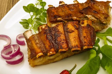 Kızarmış kuzu kaburgası