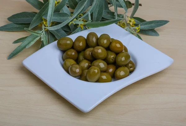 Olive verdi nella ciotola — Foto Stock