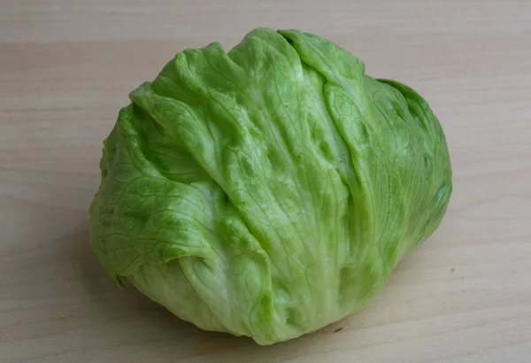 Салат з свіжої айсберг — стокове фото