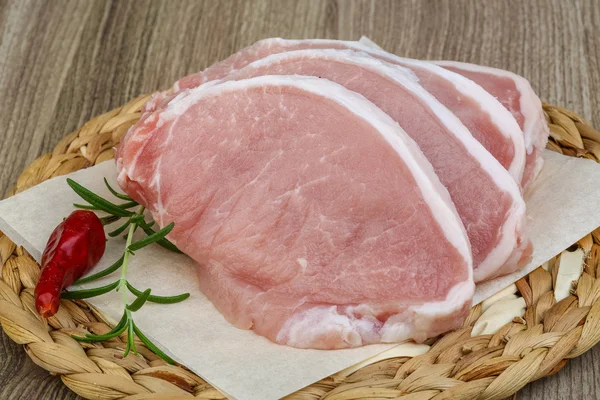 Сырой свиной стейк — стоковое фото