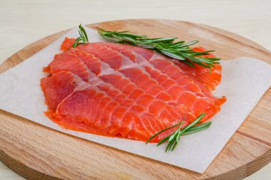 Rosemary ile Somon dilimlenmiş