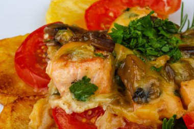 Patates ve domates ile kavrulmuş somon