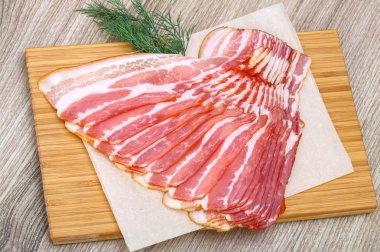 Dereotu ile dilimlenmiş domuz pastırması