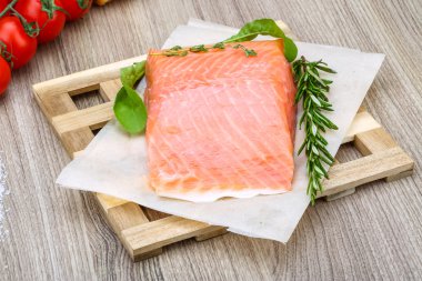 Rosemary ile tuzlanmış somon