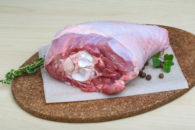 Çiğ hindi bacağı