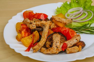 Sebzeli kızarmış domuz.