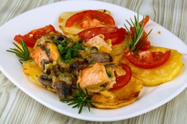 Patates ve domates ile kavrulmuş somon