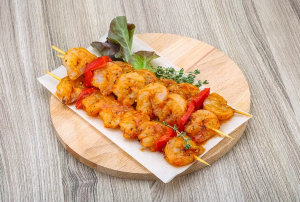 Brocheta de gambas crudas —  Fotos de Stock