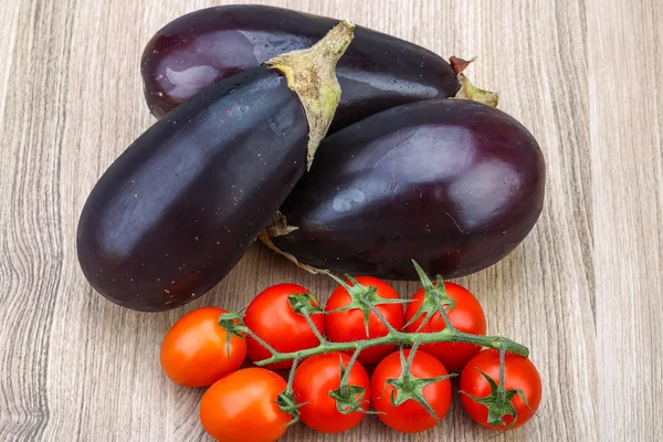 Melanzane e pomodori sul ramo — Foto Stock