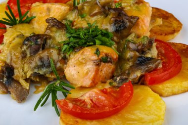 Patates ve domates ile kavrulmuş somon