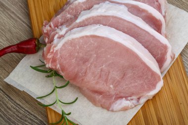 pişmemiş domuz biftek