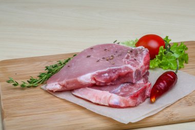 pişmemiş domuz biftek