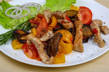 ile sebze kızarmış domuz eti