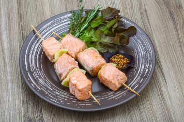 Rosemary ile som balığı şiş