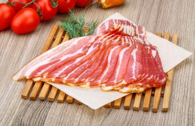 Dereotu ile dilimlenmiş domuz pastırması