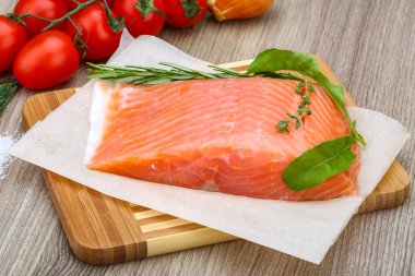 Rosemary ile tuzlanmış somon