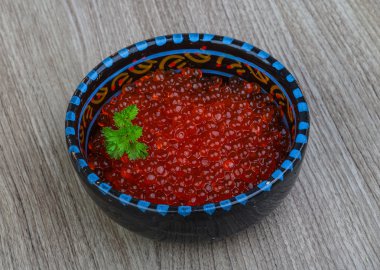 Kırmızı havyar kasede.