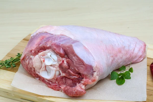 Raw turkey leg — Stock Photo, Image