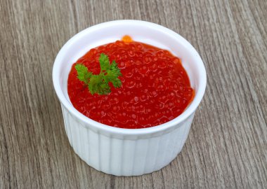 Kırmızı havyar kasede.