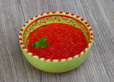 Kırmızı havyar kasede.