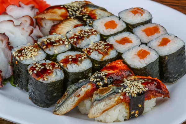 Sushi och rulle — Stockfoto