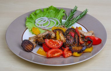 Sebzeli kızarmış domuz.