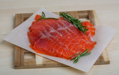 Rosemary ile Somon dilimlenmiş