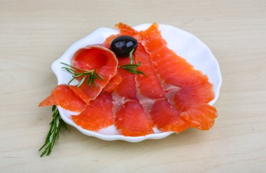 Rosemary ile Somon dilimlenmiş