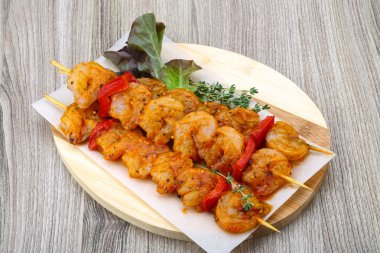 Çiğ karides şiş