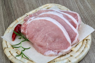 pişmemiş domuz biftek