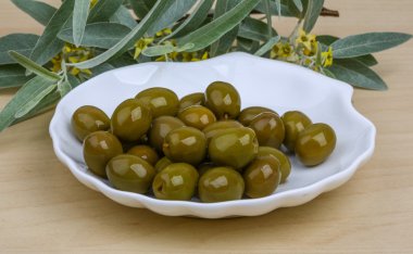 kabın içinde yeşil zeytin