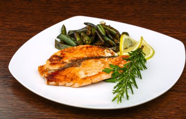 Yeşil fasulye ile ızgara somon