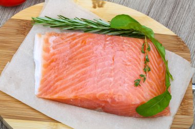 Rosemary ile tuzlanmış somon