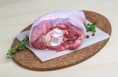 Çiğ hindi bacağı