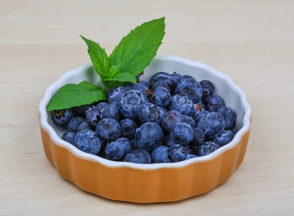 Blueberries in the bowl with mint — Stock Photo, Image