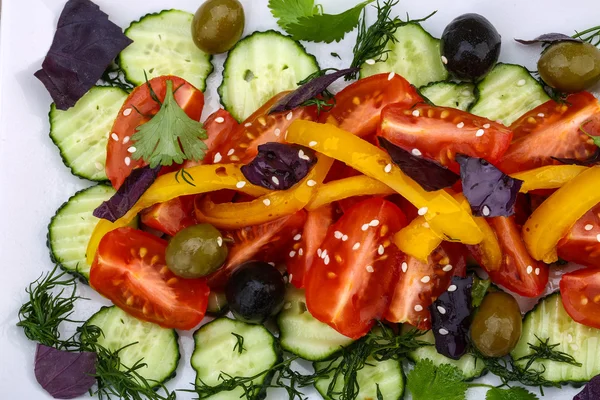 Insalata con pomodoro, cetriolo e olive — Foto Stock