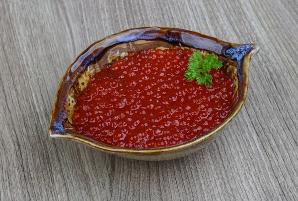 Röd kaviar i skålen — Stockfoto