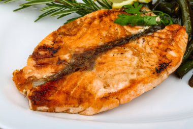 Yeşil fasulye ile ızgara somon