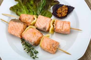 Rosemary ile som balığı şiş