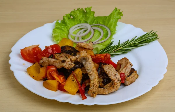 Sebzeli kızarmış domuz.