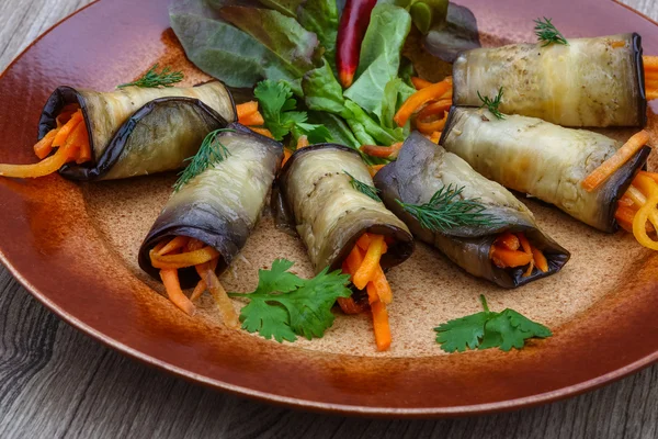 Aubergine rolletjes met wortel — Stockfoto