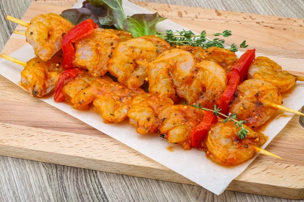 Brochetas de gambas crudas —  Fotos de Stock