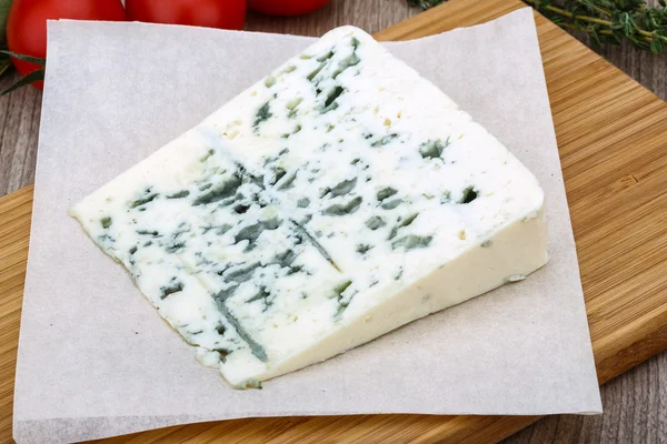 Niebieski ser z ziołami — Zdjęcie stockowe
