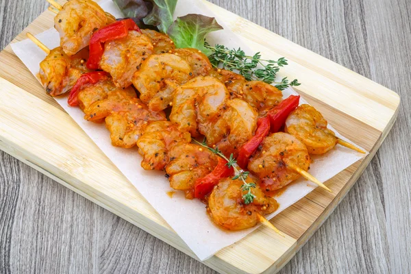 Brocheta de gambas crudas —  Fotos de Stock