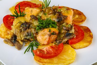 Patates ve domates ile kavrulmuş somon