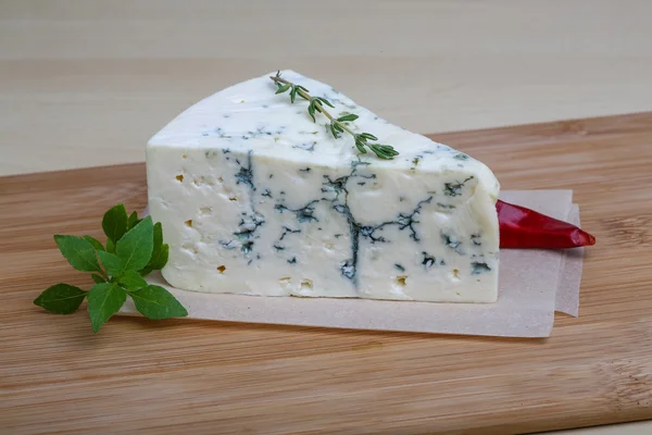 Blauwe kaas met basilicum — Stockfoto