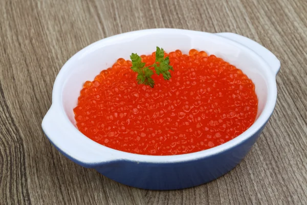 Caviar rojo en el tazón — Foto de Stock