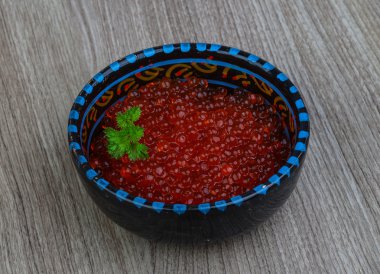 Kırmızı havyar kasede.
