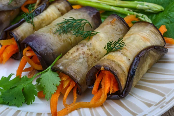 Rotoli di melanzane con carota — Foto Stock