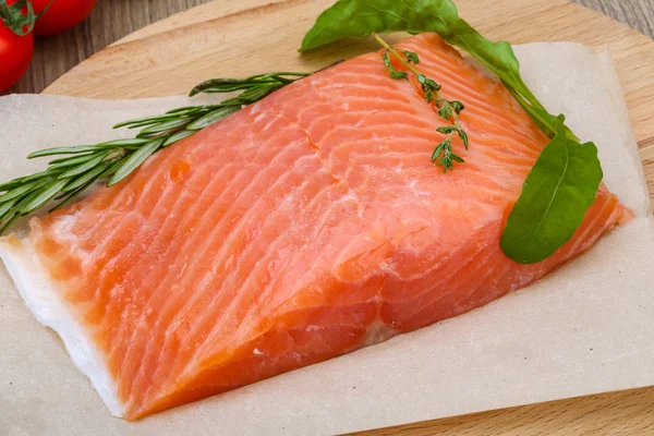 Rosemary ile tuzlanmış somon